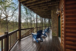 Terrace/patio - 5 Mins to I-65 - Lakefront Log Home - Dock, Game Room, Kayaks (Cullman)