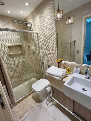 Bathroom - Studio apartment in Copacabana, Rio de Janeiro. Well located near the beach. (Rio de Janeiro)
