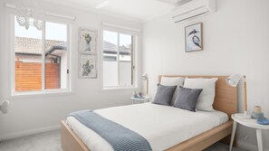 3 bedrooms, iron/ironing board, free WiFi, bed sheets - Lilly Belle - double-storey townhouse (Aspendale)
