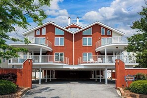 Exterior - Town of Dewey Beach condo w/deck, balcony, walk to beach, close to restaurants (Dewey Beach)