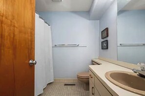 Bathroom - Town of Dewey Beach condo w/deck, balcony, walk to beach, close to restaurants (Dewey Beach)