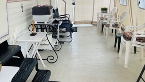 Interior de autocaravana con cocina americana, zona de estar y vistas por la puerta.