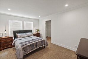 3 bedrooms, iron/ironing board, Internet, bed sheets - Premium West Side Retreat, 3 bd, Pet Friendly (Colorado Springs)