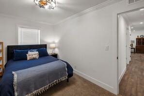3 bedrooms, iron/ironing board, Internet, bed sheets - Premium West Side Retreat, 3 bd, Pet Friendly (Colorado Springs)