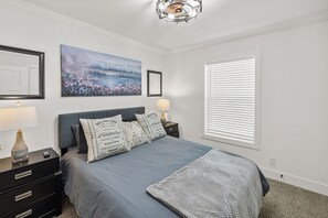 3 bedrooms, iron/ironing board, Internet, bed sheets - Premium West Side Retreat, 3 bd, Pet Friendly (Colorado Springs)