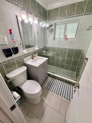 Ducha, toallas, jabón y papel higiénico