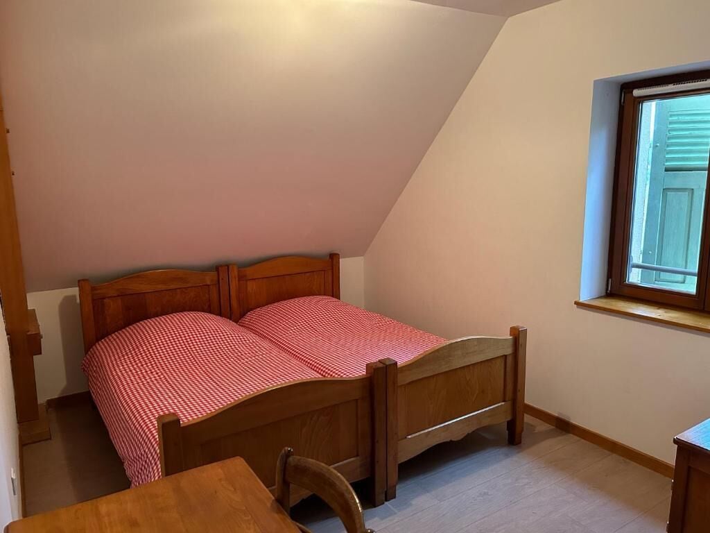 Habitación cuádruple | Espacio para trabajar con laptop y wifi gratis 