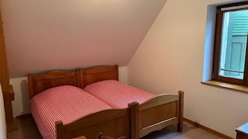Habitación cuádruple | Espacio para trabajar con laptop y wifi gratis