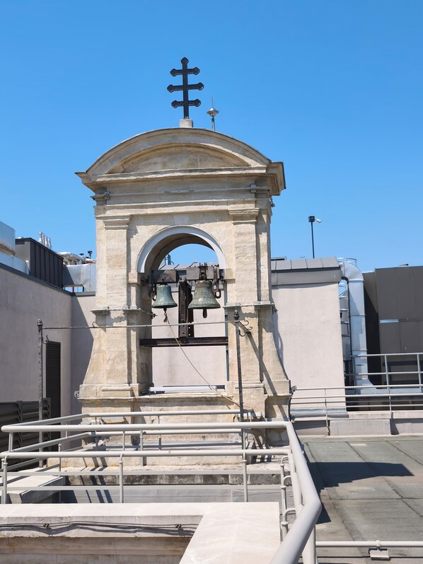 A stone structure with an archway, a bell tower, and a weather vane. - Anarat Hotel Istanbul (İstanbul)