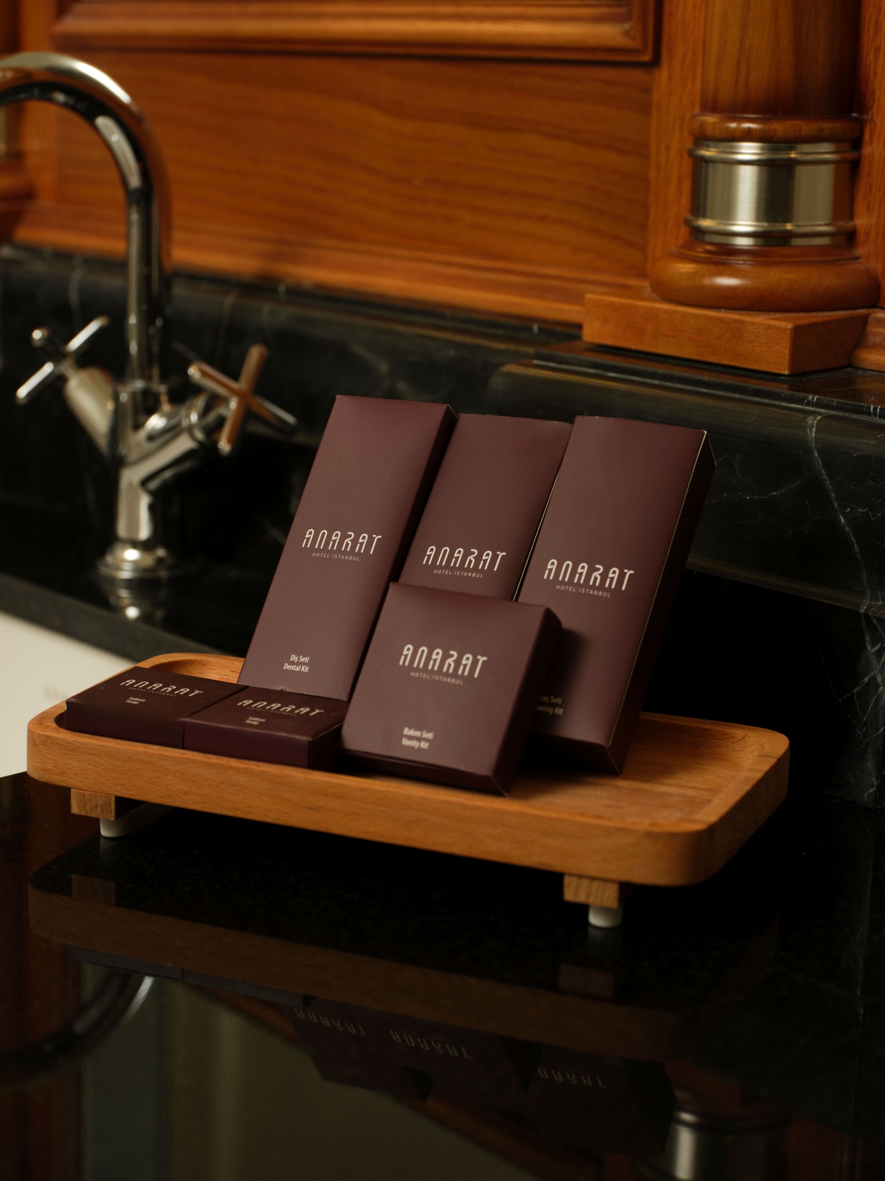 Een houten dienblad met drie dozen, waarop 'Anarat Hotel Istanbul' staat.