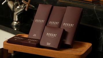 Een houten dienblad met drie dozen, waarop 'Anarat Hotel Istanbul' staat.