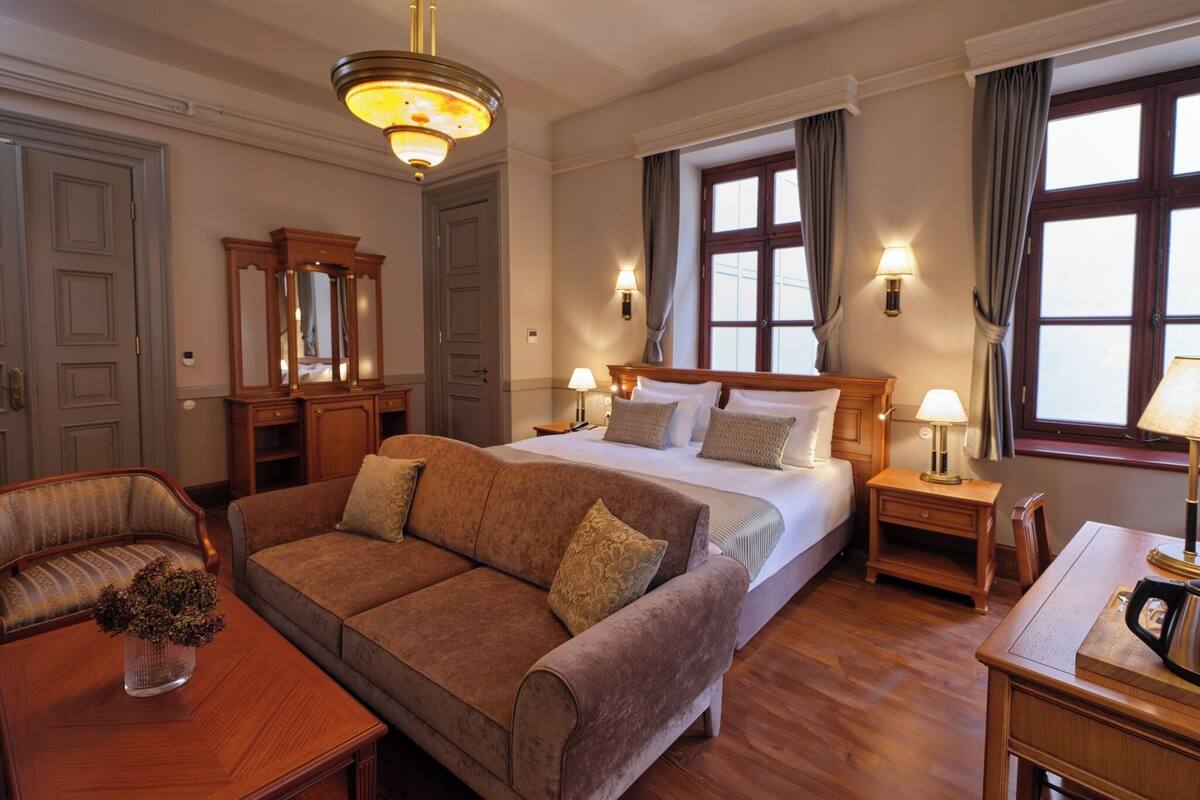 Premium bedding, minibar, in-room safe, desk