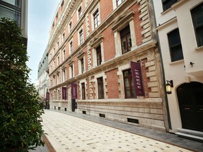 A building with multiple windows and a tiled walkway. - Anarat Hotel Istanbul (İstanbul)