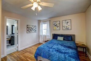 Room - Stylish Split-Level w/ Pool, Deck & Firepit Near It All (Raleigh)