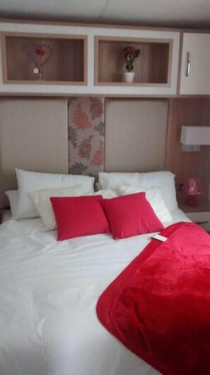 3 bedrooms, individually decorated, individually furnished - Trecco Bay - Holiday Accommodation 14125 (Porthcawl)