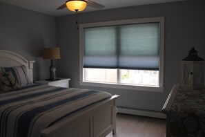 Room - Beach home 3 B/R beautiful sunset views from relaxing porch (Berkeley Township)