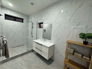 Shower, towels, soap, toilet paper - Runway Retreat by the Mountains (Rarotonga)