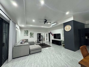 Living area - Runway Retreat by the Mountains (Rarotonga)