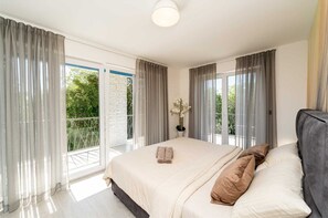 4 bedrooms, iron/ironing board, free WiFi, bed sheets