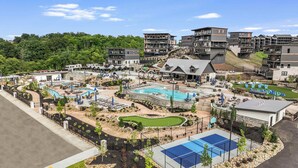 Et resort med flere bygninger, et centralt poolområde og en golfbane.