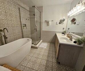 Bathroom - Arrowhead Community Hot Tub Firepit Game Room Movie Room Fireplace Walk to Pool (Pocono Lake)