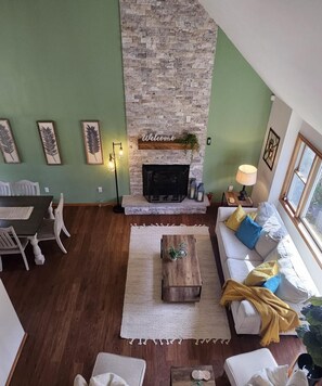 Living area - Arrowhead Community Hot Tub Firepit Game Room Movie Room Fireplace Walk to Pool (Pocono Lake)