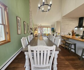 Dining - Arrowhead Community Hot Tub Firepit Game Room Movie Room Fireplace Walk to Pool (Pocono Lake)