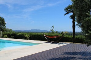 Ein Pool mit einer Hängematte und Blick auf entfernte Berge.