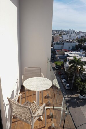 Outdoor dining - Penthouse 2 blocks from the Malecon + Swimming Pool (Mazatlán)