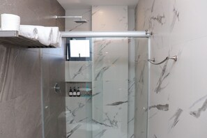 Shower, hair dryer, towels, soap - Penthouse 2 blocks from the Malecon + Swimming Pool (Mazatlán)