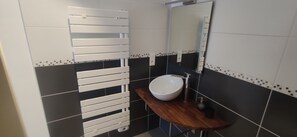 Ducha, secador de pelo, toallas, jabón