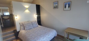 Room - Les deux rivages, house in the center of Cotentin, with jacuzzi 2pers. (Tollevast)