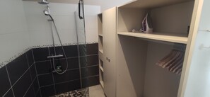 Bathroom - Les deux rivages, house in the center of Cotentin, with jacuzzi 2pers. (Tollevast)