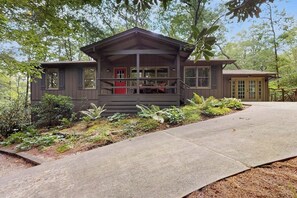 Exterior - Beautiful mountain view home with large deck, fire-pit and gas grill (Highlands)