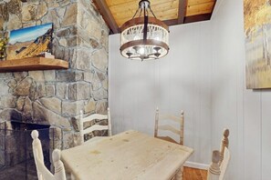 Dining - Beautiful mountain view home with large deck, fire-pit and gas grill (Highlands)