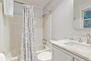 Bathroom - Beautiful mountain view home with large deck, fire-pit and gas grill (Highlands)