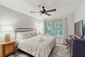 Room - Beautiful mountain view home with large deck, fire-pit and gas grill (Highlands)