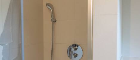 Douche, sèche-cheveux, papier toilette