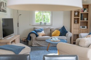 TV, fireplace - Pure relaxation in a thatched-roof house on Rügen - sauna, fireplace & only 400 m to the beach (Glowe)