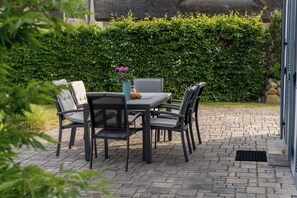Outdoor dining - Pure relaxation in a thatched-roof house on Rügen - sauna, fireplace & only 400 m to the beach (Glowe)