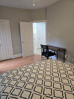 1 dormitorio, escritorio, tabla de planchar con plancha y wifi gratis