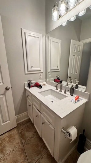 Bathroom - Cozy 1-bedroom full unit next to Houston Downtown (Houston)