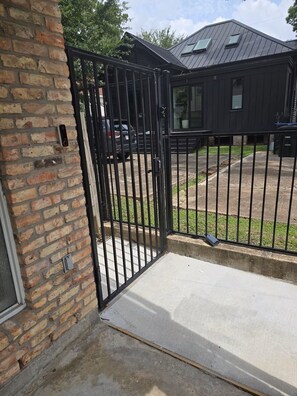 Property grounds - Cozy 1-bedroom full unit next to Houston Downtown (Houston)