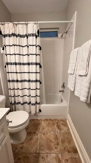 Hair dryer, bidet, towels, soap - Cozy 1-bedroom full unit next to Houston Downtown (Houston)