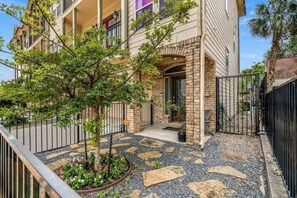 Exterior - Cozy 1-bedroom full unit next to Houston Downtown (Houston)