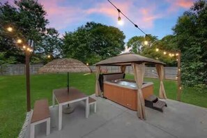 Terrace/patio - Tropical Bungalow | Hot Tub · Patio · Full Kitchen (Charlotte)