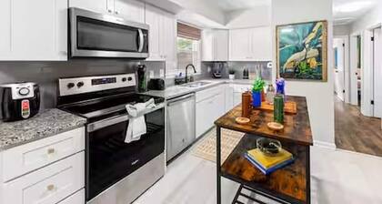 Tropical Bungalow | Hot Tub · Patio · Full Kitchen