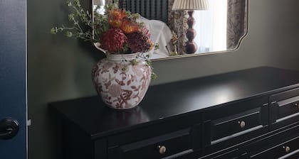 Historic Diplomat Suite w/Parking - The Concord