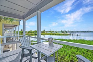 Outdoor dining - Paradise Point. Uninterrupted ocean views in a cozy 2-bedroom house (Marathon)