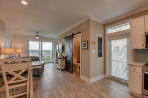 Living area - Paradise Point. Uninterrupted ocean views in a cozy 2-bedroom house (Marathon)